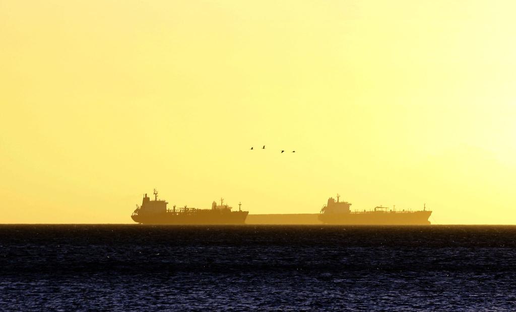 Noch ist unklar, weshalb ein Tanker seinen Kurs änderte. (Symbolbild) - Foto: Juan Carlos Hernandez/ZUMA Wire/dpa