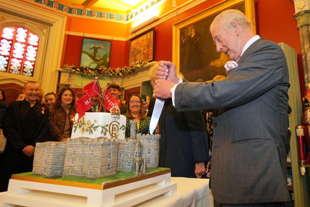 Cut the Castle: König Charles schneidet Schloss-Torte anlässlich des 200-jährigen Jubiläums von Schloss Cyfarthfa an - Foto: Kin Cheung/AP POOL/AP/dpa