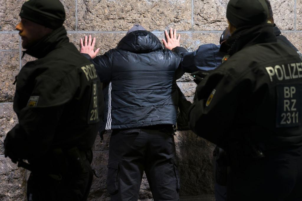Die Bundespolizei kontrolliert am Hauptbahnhof in Hamburg. - Foto: Marcus Golejewski/dpa