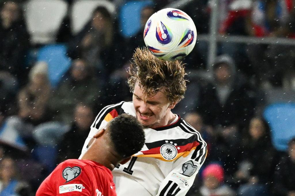 Deutschlands Nick Woltemade in Aktion gegen Luxemburgs Marvin Martins. - Foto: Federico Gambarini/dpa