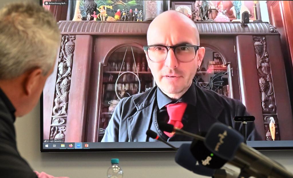 Kriminalbiologe Benecke sagt, er habe ebenfalls eine Probe von Hitlers Blut genommen, von der Lehne des Sofas, auf dem sich Hitler erschossen hat. (Archivbild) - Foto: Martin Schutt/dpa