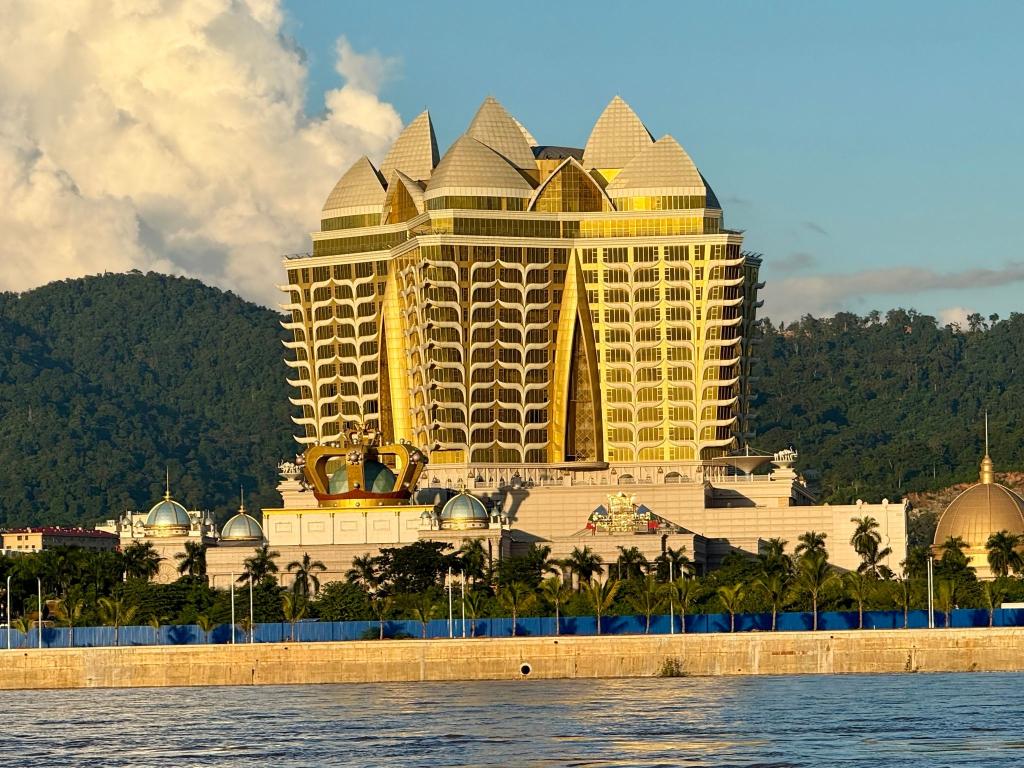 Im neuen chinesischen Schattenreich am Goldenen Dreieck regieren Glücksspiel und Prunk. - Foto: Carola Frentzen/dpa