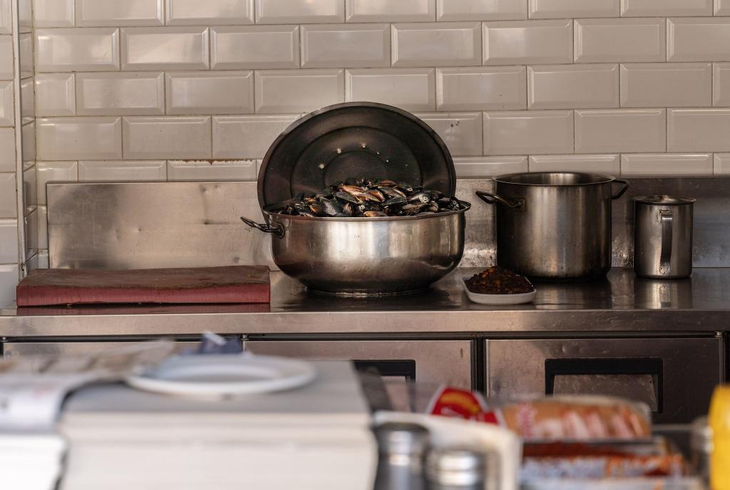 Die häufigsten Symptome bei Lebensmittelvergiftung sind Übelkeit, Erbrechen und Durchfall. - Foto: Ahmed Deeb/dpa