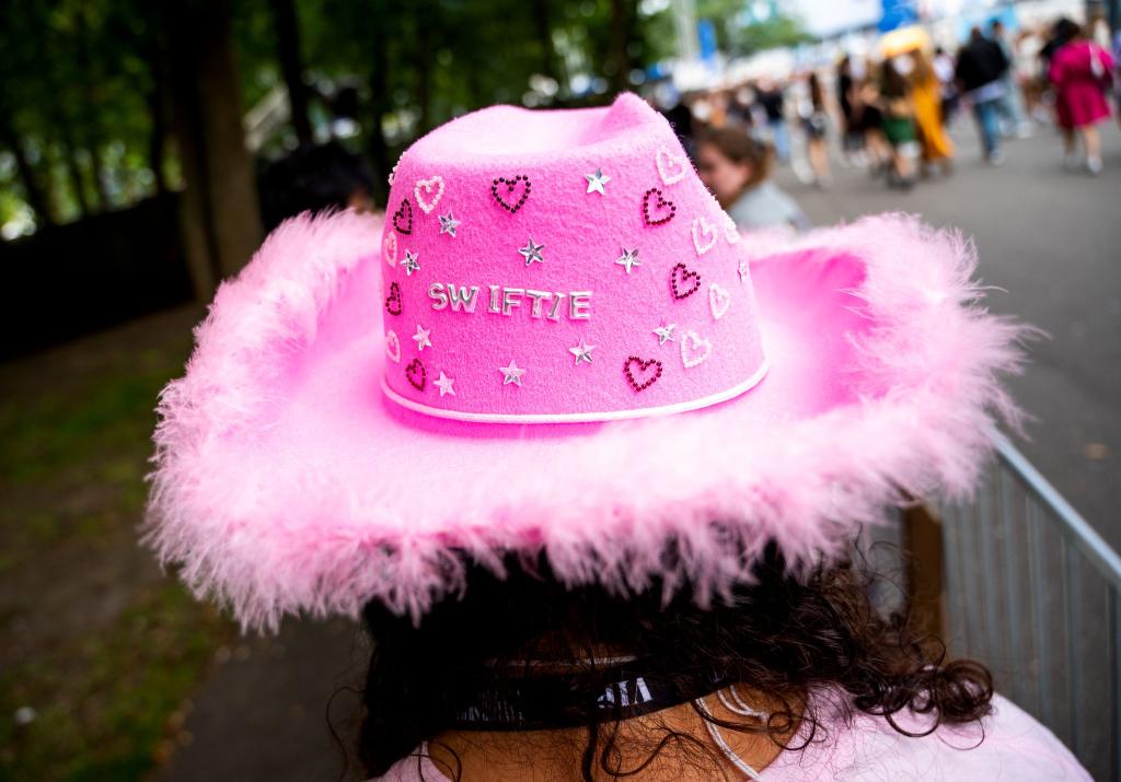 Viele Fans von Taylor Swift haben eine besondere Beziehung zu ihrem Star. (Archivbild) - Foto: Daniel Bockwoldt/dpa