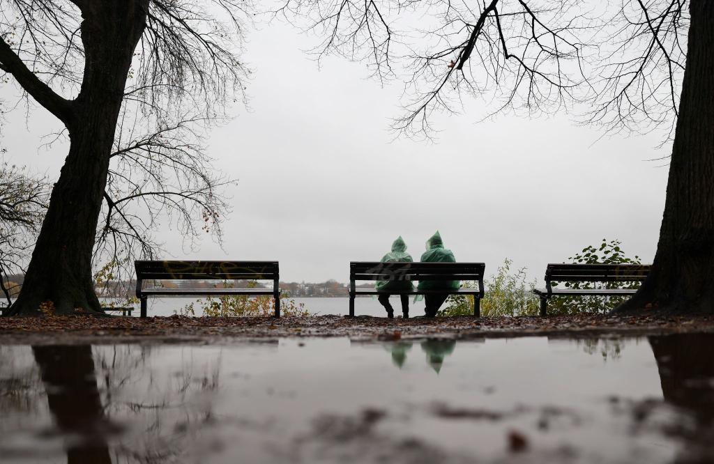 Erstmal ist Schmuddelwetter angesagt. - Foto: Christian Charisius/dpa