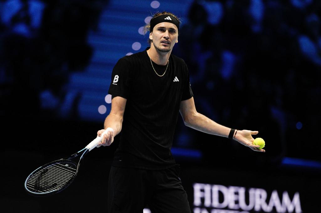 Alexander Zverev kann nur schwer fassen, dass er bei den ATP Finals in der Vorrunde gescheitert ist. - Foto: Marco Alpozzi/LaPresse via ZUMA Press/dpa