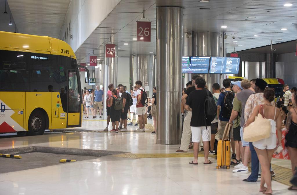 Der Preis für einen Fahrschein in Bus und U-Bahn in Palma wird teurer. - Foto: Clara Margais/dpa