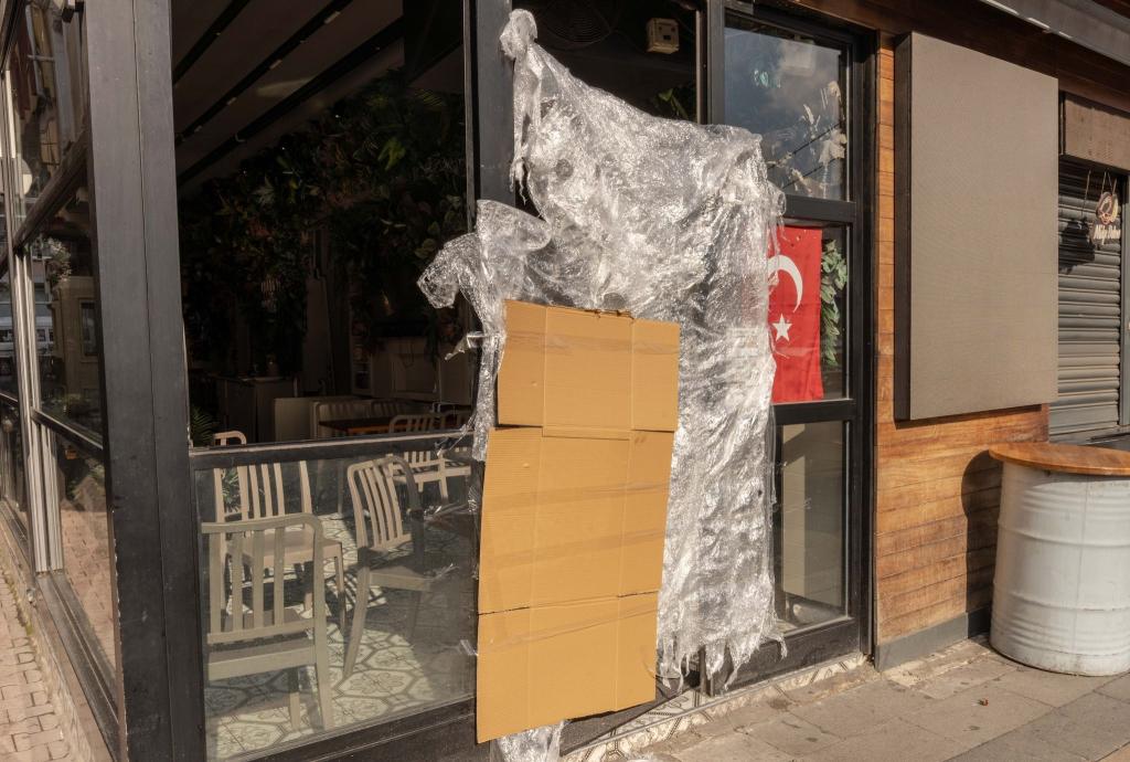 Die Behörden haben einen Laden im Stadtteil Ortaköy schließen lassen. - Foto: Ahmed Deeb/dpa