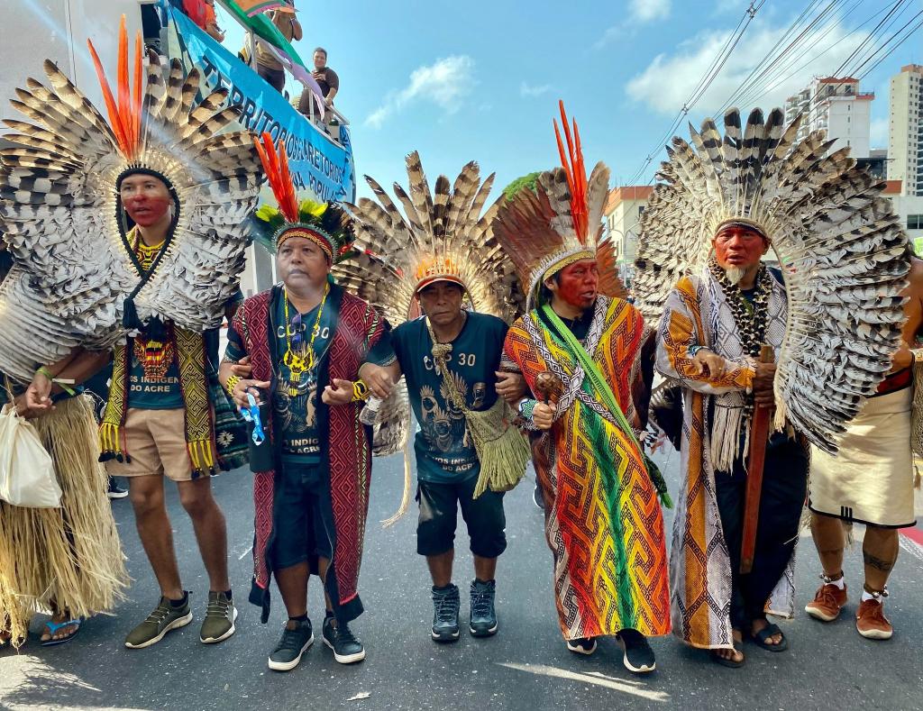 Tausende Indigene und internationale Klimaschützer zogen durchs Zentrum der Millionenstadt Belém. - Foto: Torsten Holtz/dpa