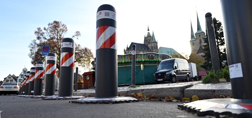 Die deutschen Weihnachtsmärkte werden wie hier in Erfurt mit Pollern und anderen Sperren gesichert. - Foto: Martin Schutt/dpa