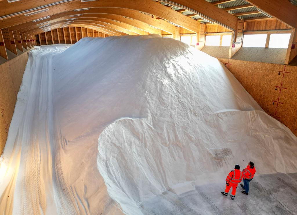 Der Winter kann kommen: 4400 Tonnen Streusalz liegen in der Salzhalle der Stadtreinigung Leipzig bereit. - Foto: Jan Woitas/dpa
