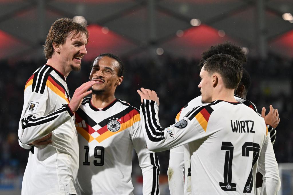 Vorbereiter Sané und Torjäger Woltemade können nach dem mühsamen Sieg in Luxemburg jubeln. - Foto: Federico Gambarini/dpa