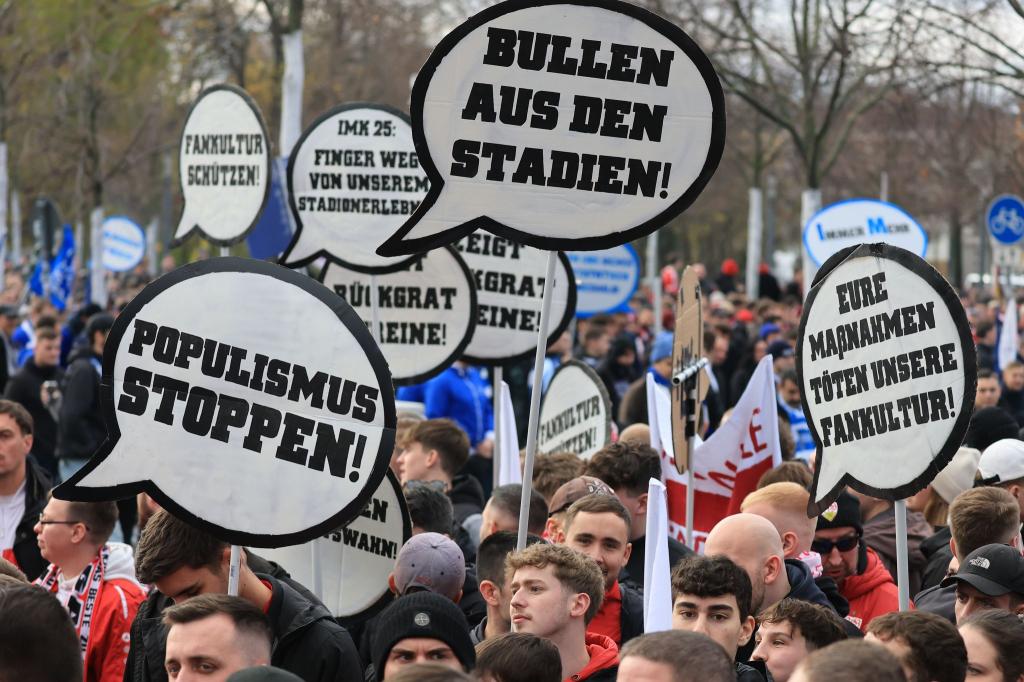 Fußballfans aus der ganzen Bundesrepublik protestieren gemeinsam in der Leipziger Innenstadt gegen strengere Sicherheitsmaßnahmen bei Fußballspielen. - Foto: Jan Woitas/dpa