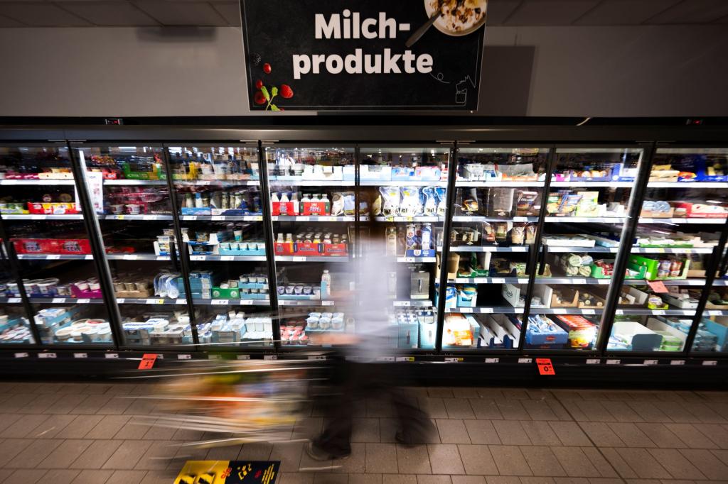 Im Geldbeutel bleibet mehr drin: Butter und Milch sind günstiger zu haben. (Archivbild) - Foto: Philip Dulian/dpa