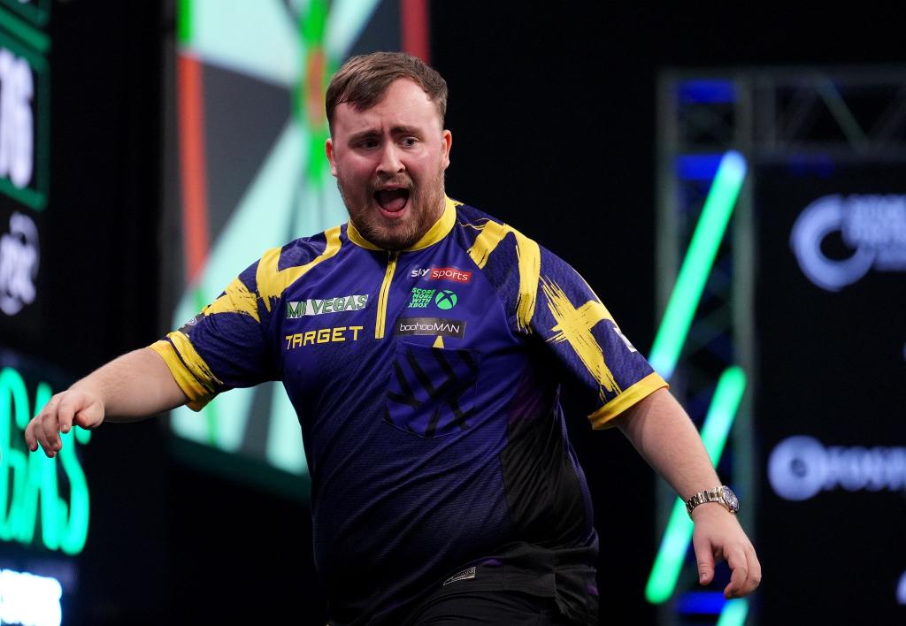 Führt die Darts-Weltrangliste erstmals an: Luke Littler. - Foto: Martin Rickett/PA Wire/dpa
