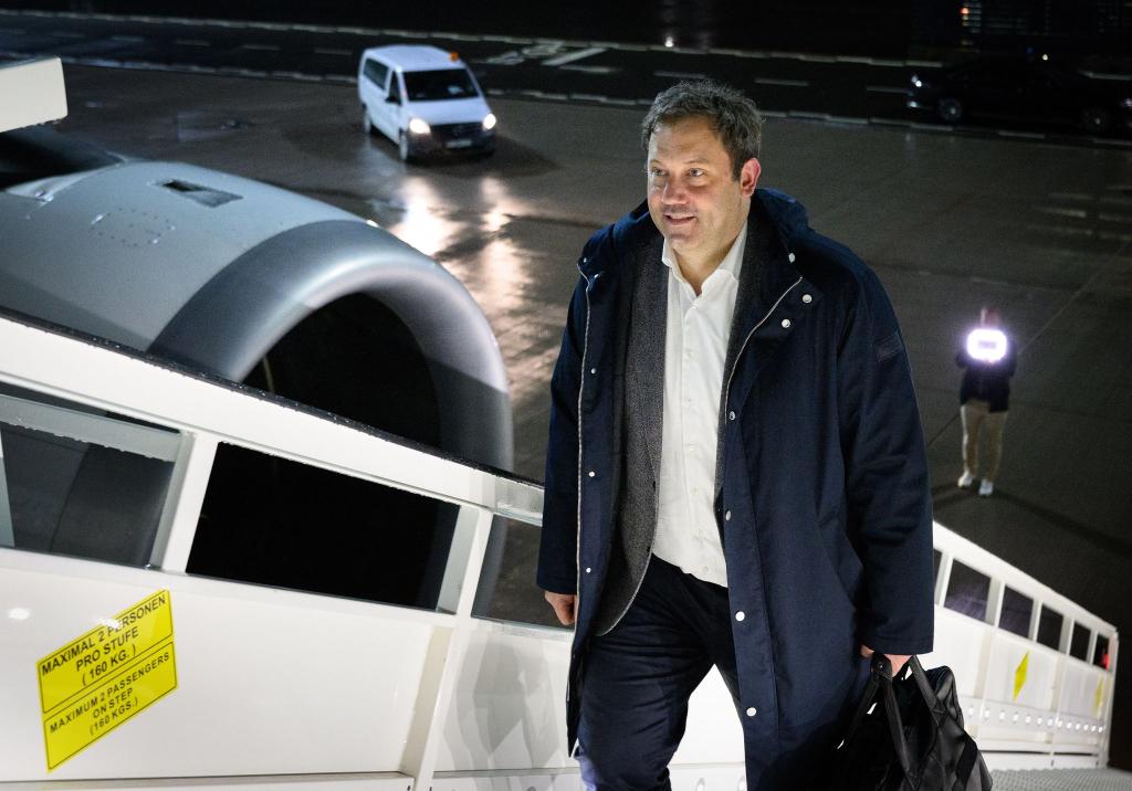 Klingbeil (SPD) reist als erster Minister der schwarz-roten Bundesregierung nach China - Außenminister Johann Wadephul (CDU) hatte seine Reise zuvor verschoben. - Foto: Bernd von Jutrczenka/dpa