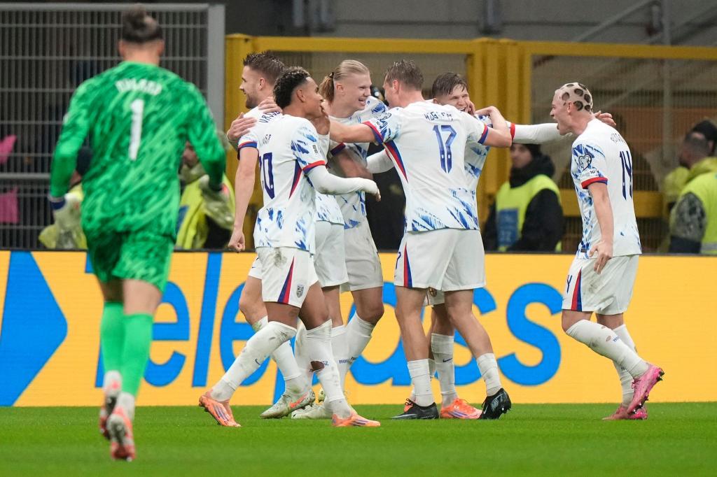Norwegen und Torjäger Erling Haaland (Mitte) freuen sich nach einem 4:1 in Italien auf die erste WM-Teilnahme seit 1998. - Foto: Luca Bruno/AP/dpa