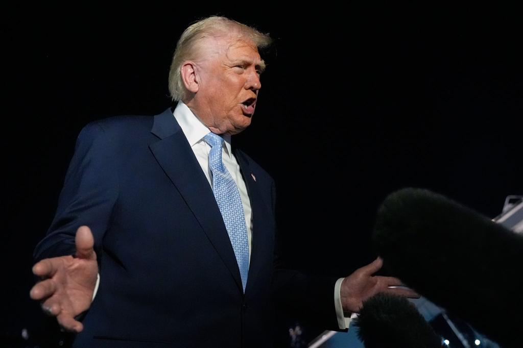 Trump stellt sich jetzt hinter eine Abstimmung zu den Epstein-Akten. - Foto: Manuel Balce Ceneta/AP/dpa