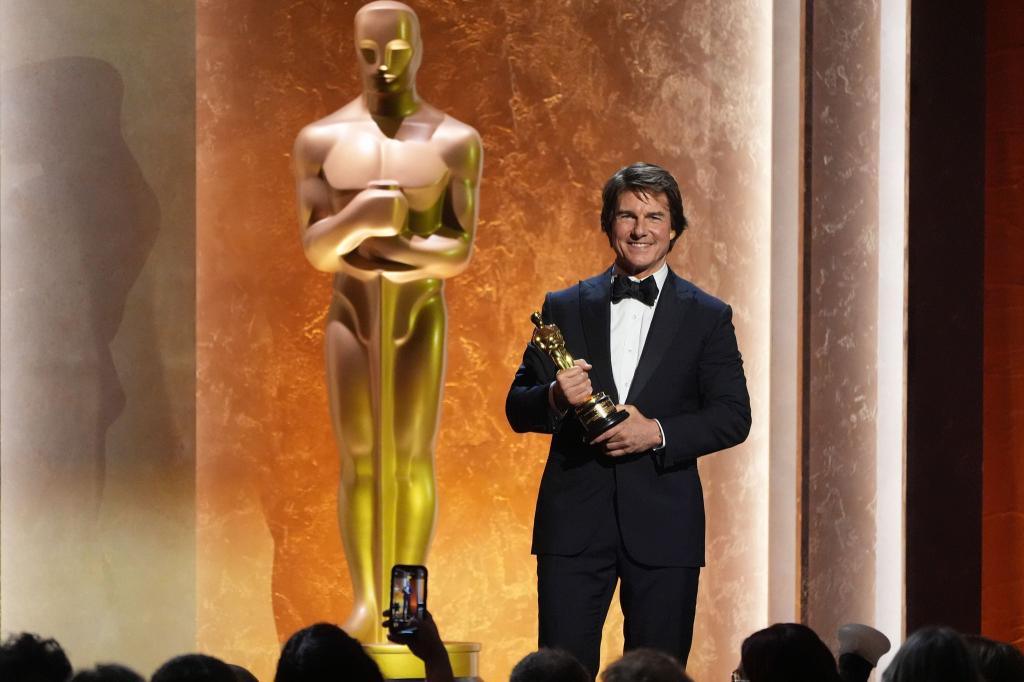 Tom Cruise freut sich über seine erste Oscar-Trophäe. - Foto: Chris Pizzello/Invision/dpa