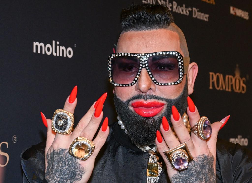 Der im baden-württembergischen Maulbronn geborene Modemacher Glööckler lebte lange in der Pfalz und wohnt heute in Berlin. (Archivbild) - Foto: Jens Kalaene/dpa