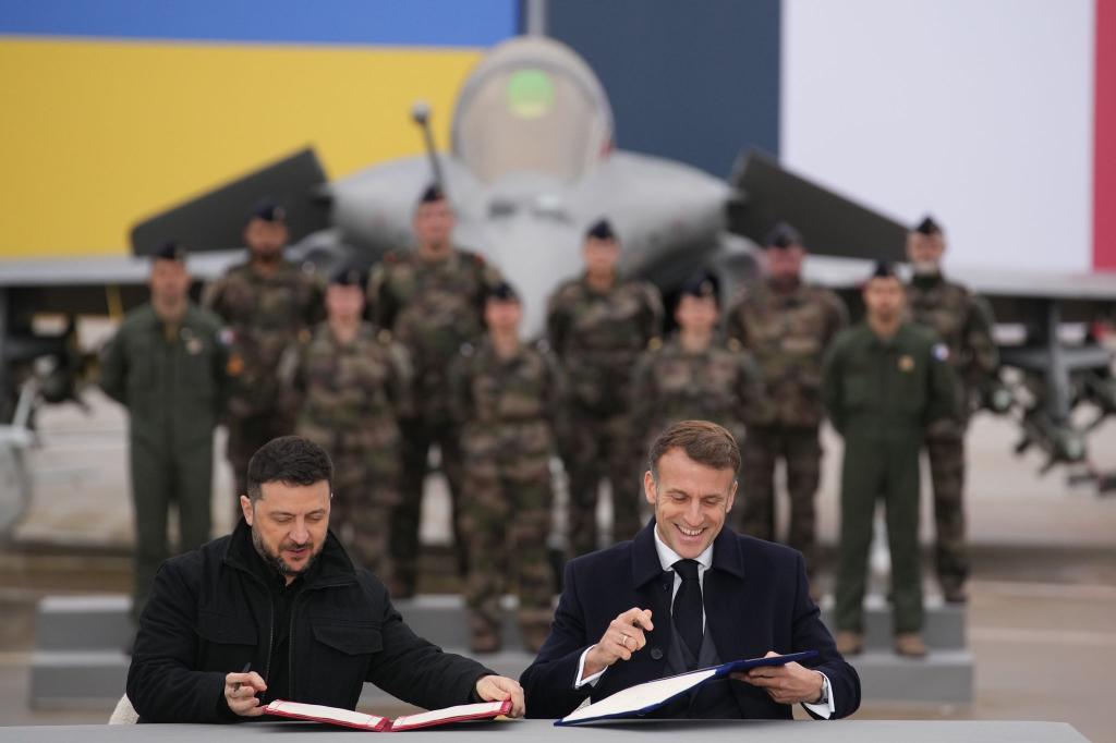 Selenskyj und Macron unterzeichneten eine Absichtserklärung zum Kauf von bis zu 100 Rafale-Jets durch Kiew. - Foto: Christophe Ena/Pool AP/dpa