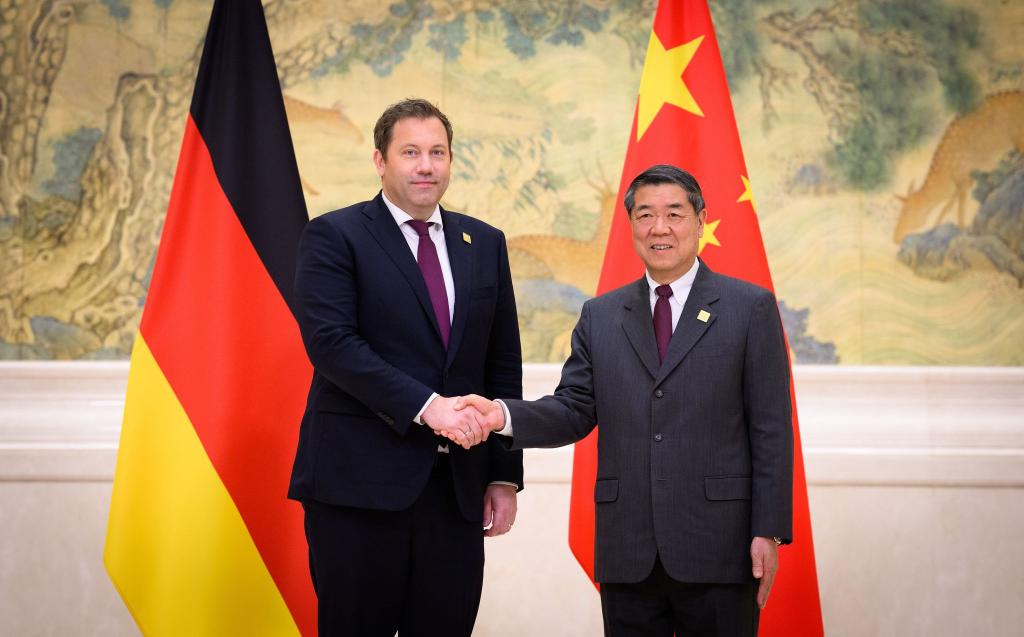 Klingbeil traf in Peking den chinesischen Vizepremier He Lifeng. - Foto: Bernd von Jutrczenka/dpa