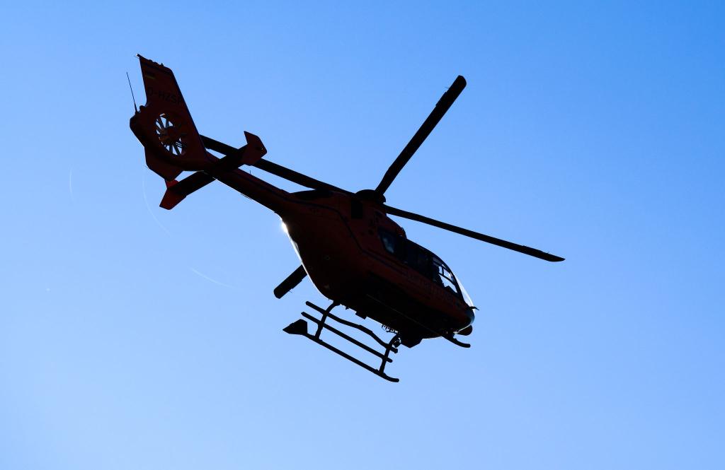 Bei der Suche nach dem gesichteten Flugobjekt kam auch ein Hubschrauber im Einsatz. (Symbolbild) - Foto: Julian Stratenschulte/dpa
