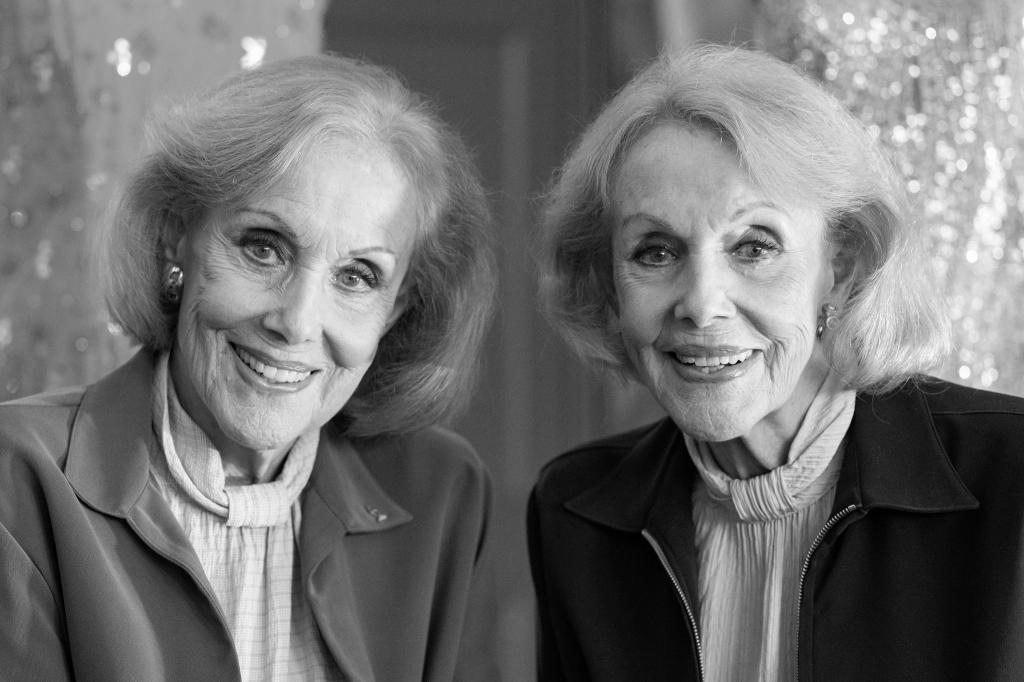 Alice (l.) und Ellen Kessler wurden als Sängerinnen und Tänzerinnen international berühmt. (Archivbild) - Foto: Lennart Preiss/dpa