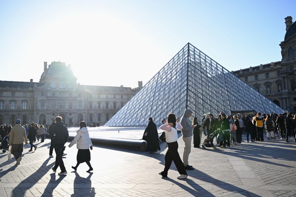 Für wenige Minuten hing im Louvre ein Bild, das zwei Tiktoker dort kurzerhand angebracht haben. (Archivbild) - Foto: Emma Da Silva/AP/dpa