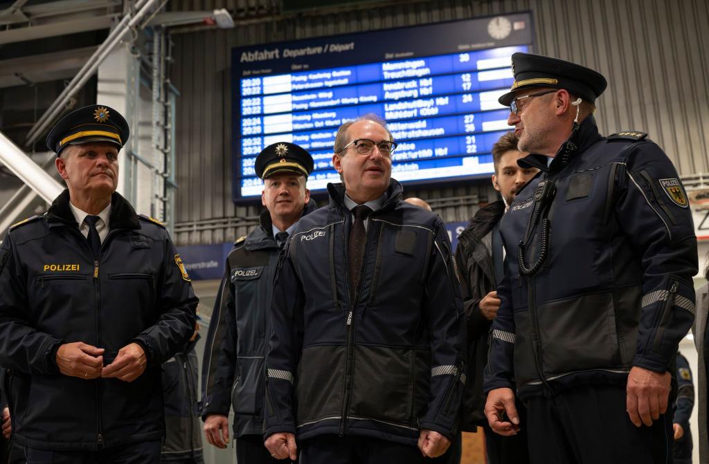 Am Münchner Hauptbahnhof war Bundesinnenminister Alexander Dobrindt (CSU) dabei. (Archivfoto) - Foto: Peter Kneffel/dpa