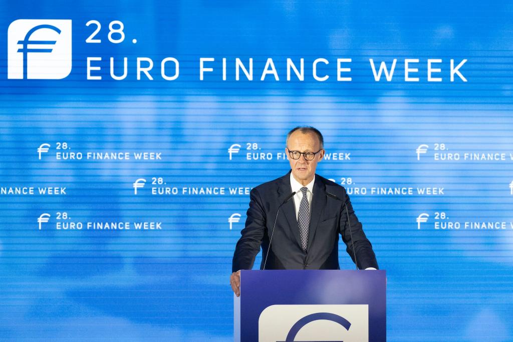Kanzler Friedrich Merz (CDU) spricht sich für weniger Bankenregulierung in Europa aus (Archivbild) - Foto: Boris Roessler/dpa