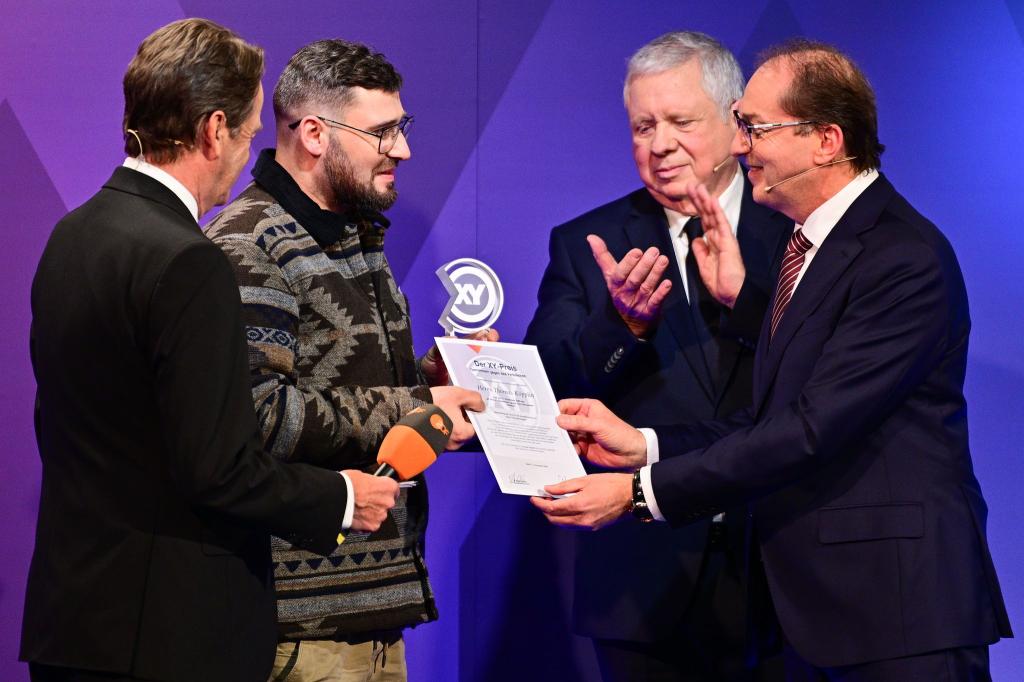 Thomas Köpplin (zweiter von links) aus Schweinfurt wurde geehrt. - Foto: Sebastian Christoph Gollnow/dpa