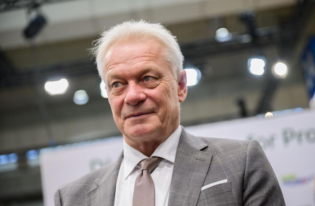 Wegen eines technischen Defektes am Flugzeug musste Bundesagrarminister Alois Rainer einen Flug in die USA umplanen. - Foto: Julian Stratenschulte/dpa