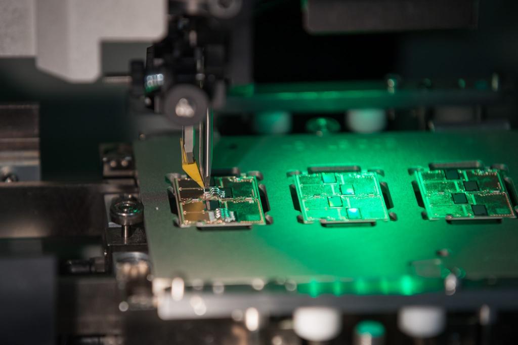 Die Hersteller von Maschinen zur Elektronik-Herstellung schöpfen langsam wieder Hoffnung. (Archivbild) - Foto: Daniel Karmann/dpa