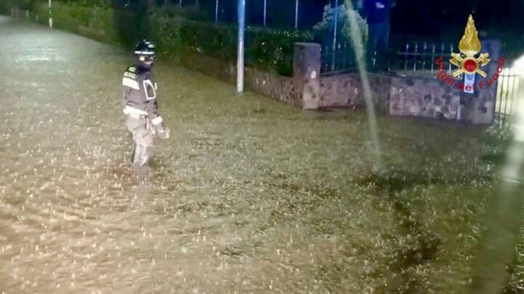 In der Region hatte es in den vergangenen Tagen heftig geregnet. Zahlreiche Straßen sind überschwemmt. Viele Keller stehen unter Wasser. - Foto: Vigili del Fuoco/dpa