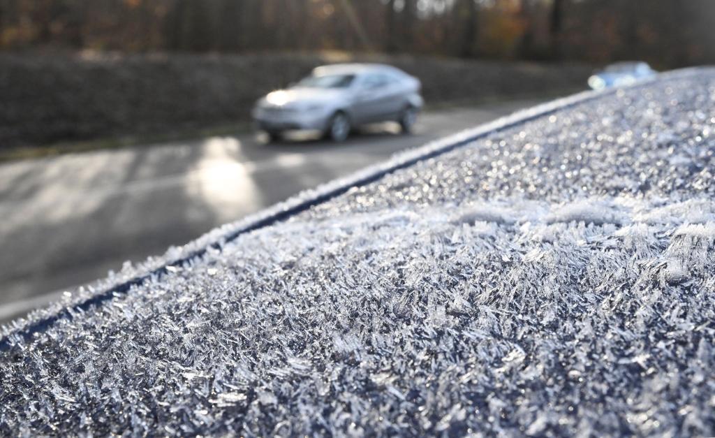 In Stuttgart startete der Tag frostig. - Foto: Bernd Weißbrod/dpa