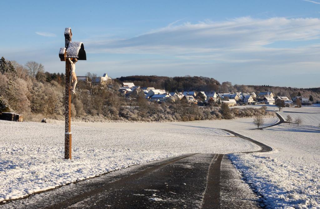 Fast schon ein Winterwunderland? Schnee am Morgen auf der Schwäbischen Alb. - Foto: Thomas Warnack/dpa