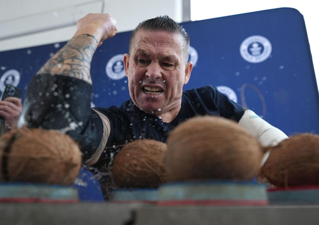 Gaude knackte seinen eigenen Rekord von 83 Kokosnüssen. - Foto: Marcus Brandt/dpa