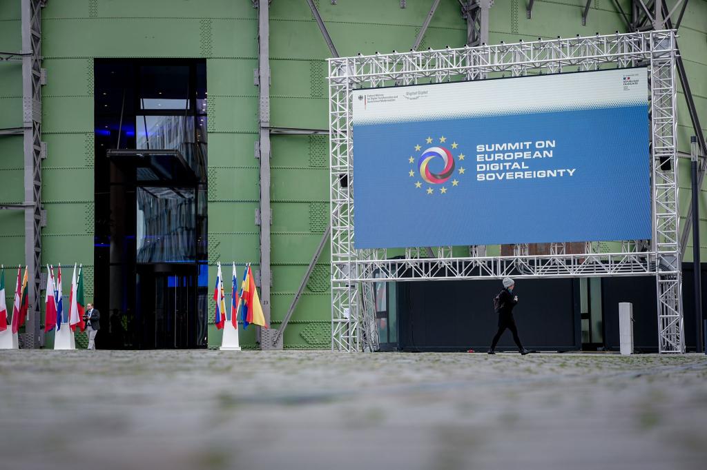 Auf dem deutsch-französischen Digitalgipfel in Berlin sind 18 Vereinbarungen zum Ausbau von KI-Anwendungen vorgestellt worden. - Foto: Kay Nietfeld/dpa