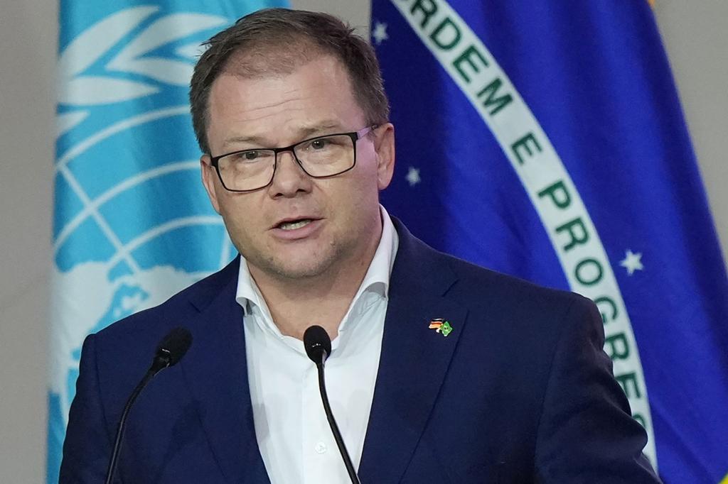 Umweltminister Carsten Schneider sagte, es gehe darum, sich von fossilen Energieträgern «zu befreien». - Foto: Fernando Llano/AP/dpa