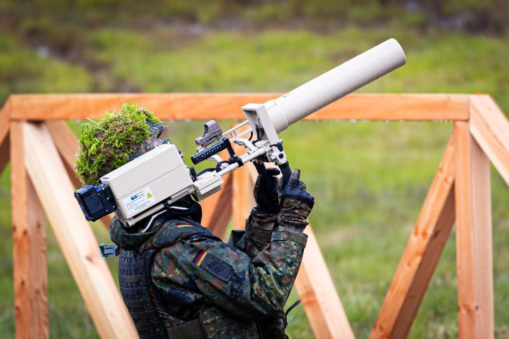 Die Bundeswehr hat die technischen Möglichkeiten zur Drohnenabwehr. Im Inland darf sie allerdings in Friedenszeiten nicht so ohne weiteres tätig werden. (Archivfoto) - Foto: Moritz Frankenberg/dpa