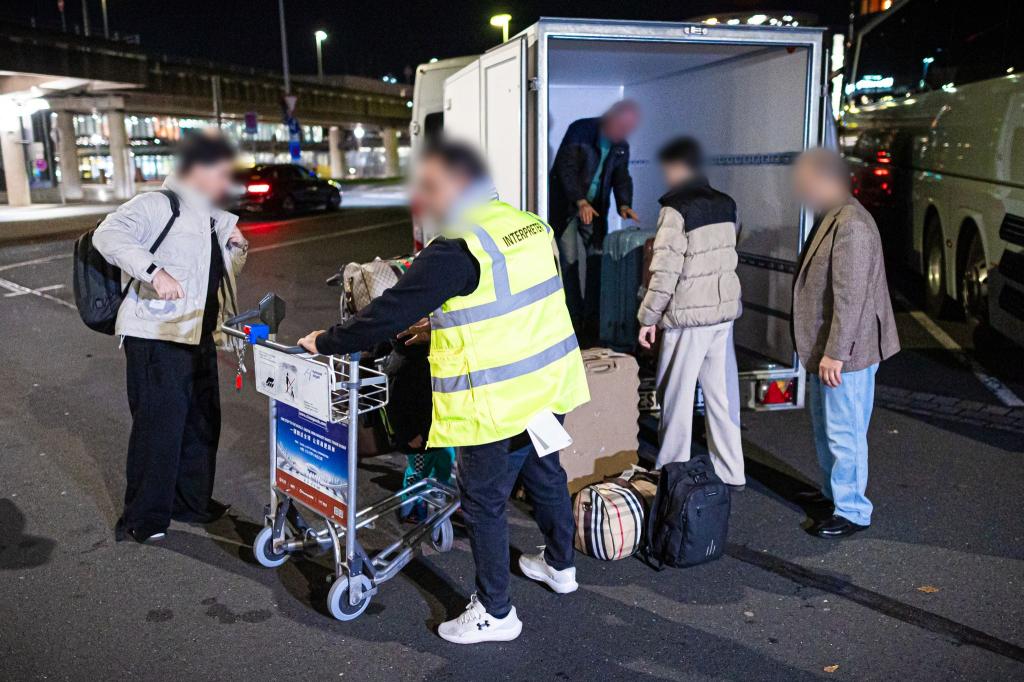 Afghaninnen und Afghanen bei ihrer Ankunft in Hannover. (Archivbild) - Foto: Moritz Frankenberg/dpa