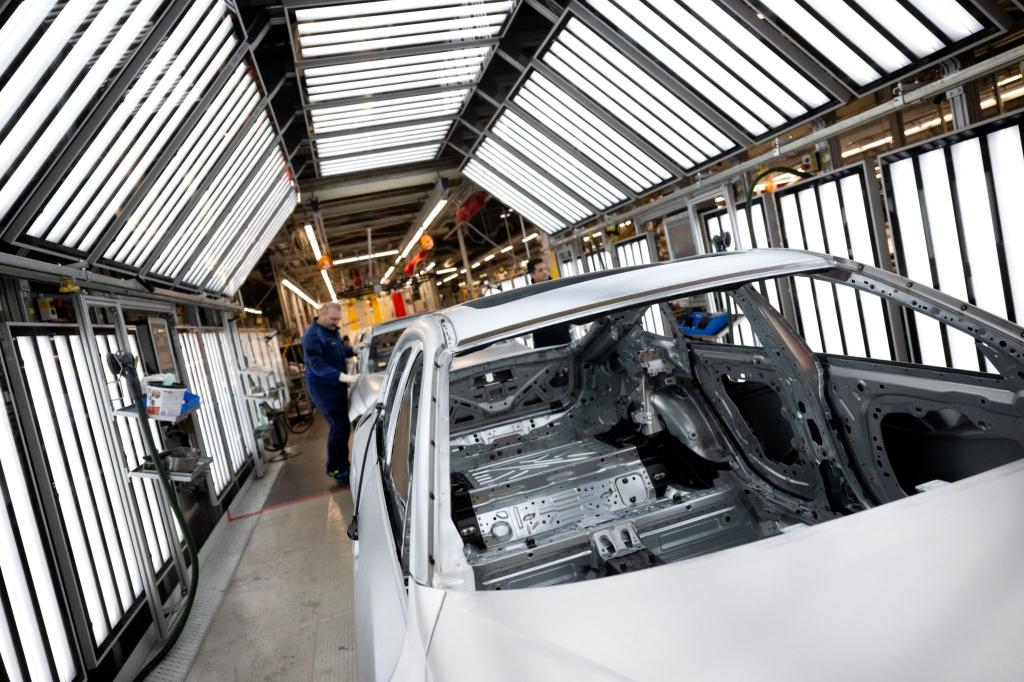 Deutsche Unternehmen haben viele Jobs ins Ausland verlagert, vor allem in die Produktion (Archivbild) - Foto: Sven Hoppe/dpa