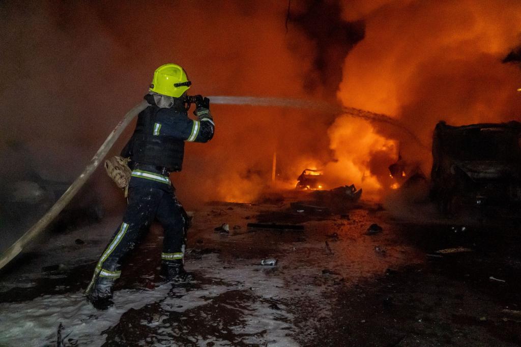 Bei massiven russischen Angriffen mit Raketen und Drohnen sind in der Ukraine viele Menschen getötet und Dutzende weitere verletzt worden. - Foto: Andrii Marienko/AP/dpa