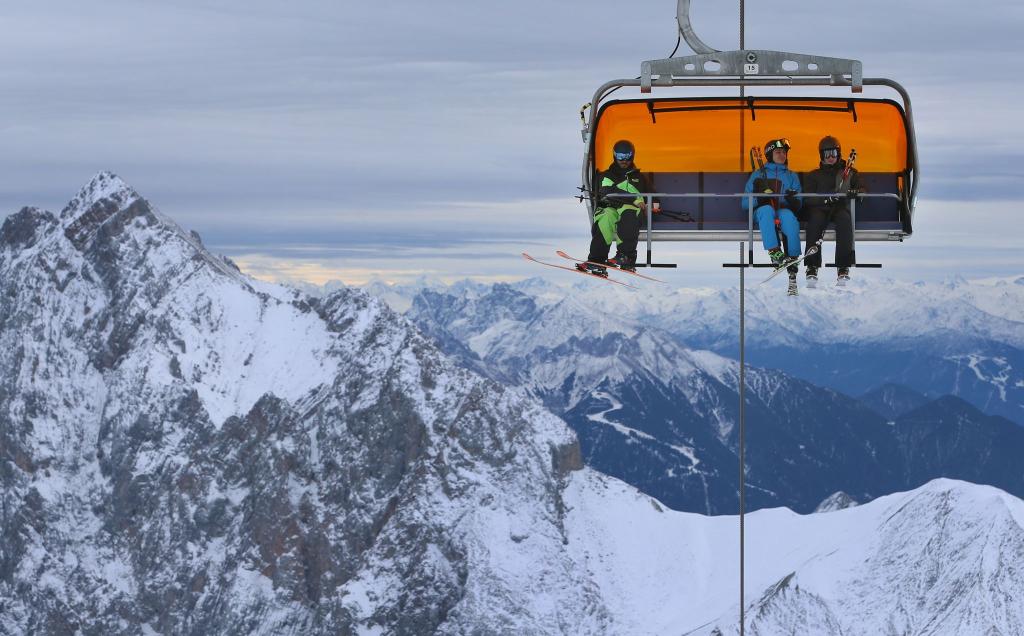 Bald startet der Skibetrieb auch an der Zugspitze. (Archivfoto) - Foto: Karl-Josef Hildenbrand/dpa