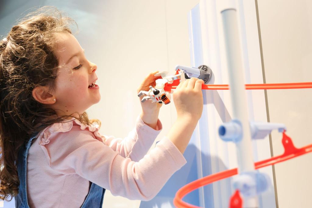 Trotz gedämpfter Kauflaune blickt die Spielwarenbranche optimistisch aufs Weihnachtsgeschäft. - Foto: Daniel Löb/dpa