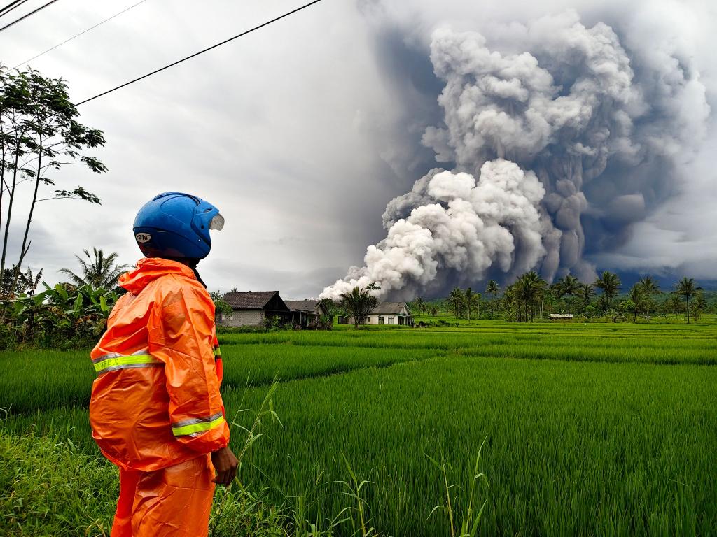 Die Aschesäule ist weithin zu sehen. - Foto: Dwi Sasongko/XinHua/dpa