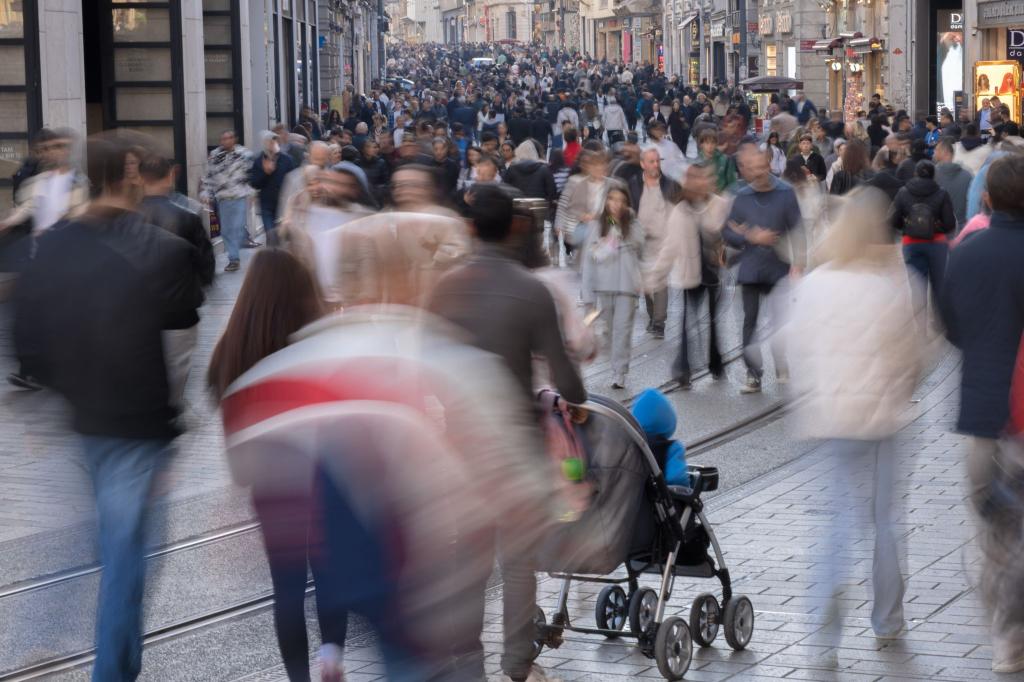 Die Einkaufsstraße Istiklal in Istanbul ist bei Touristen beliebt - Foto: Ahmed Deeb/dpa