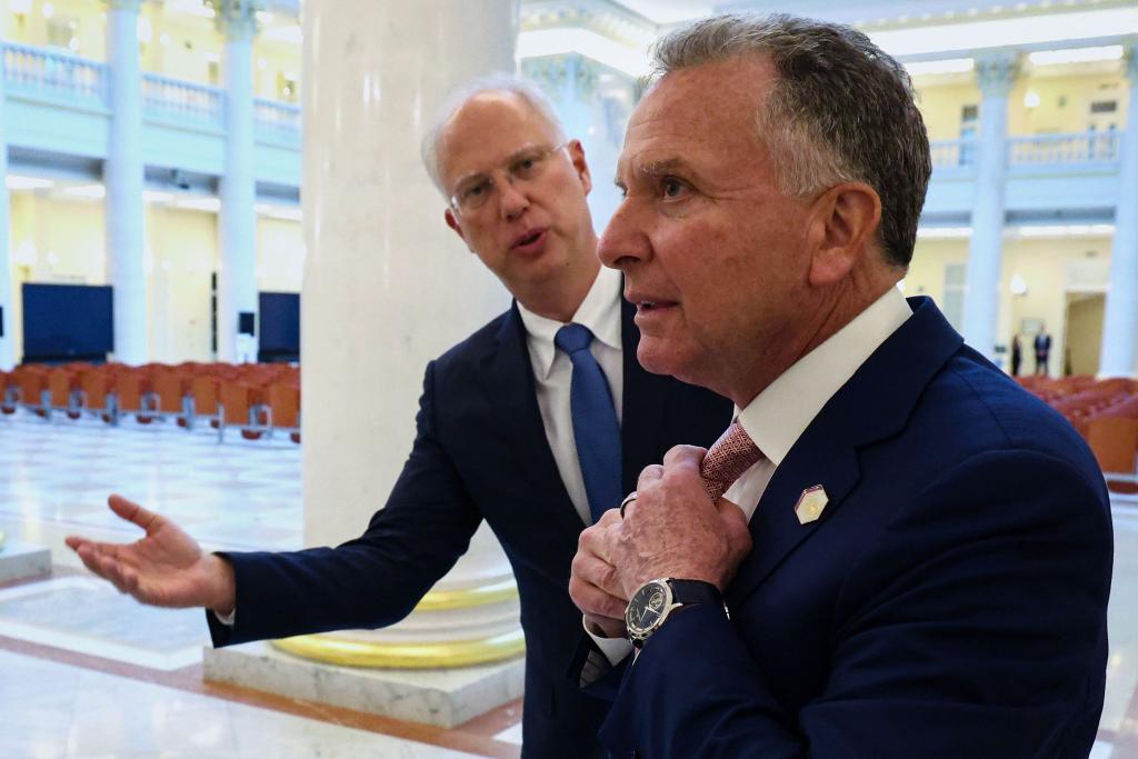 Kreml-Unterhändler Dmitrijew und der US-Sondergesandte Witkoff sollen den Friedensplan ausgearbeitet haben. (Archivbild) - Foto: Vyacheslav Prokofyev/Pool Sputnik Kremlin/AP/dpa