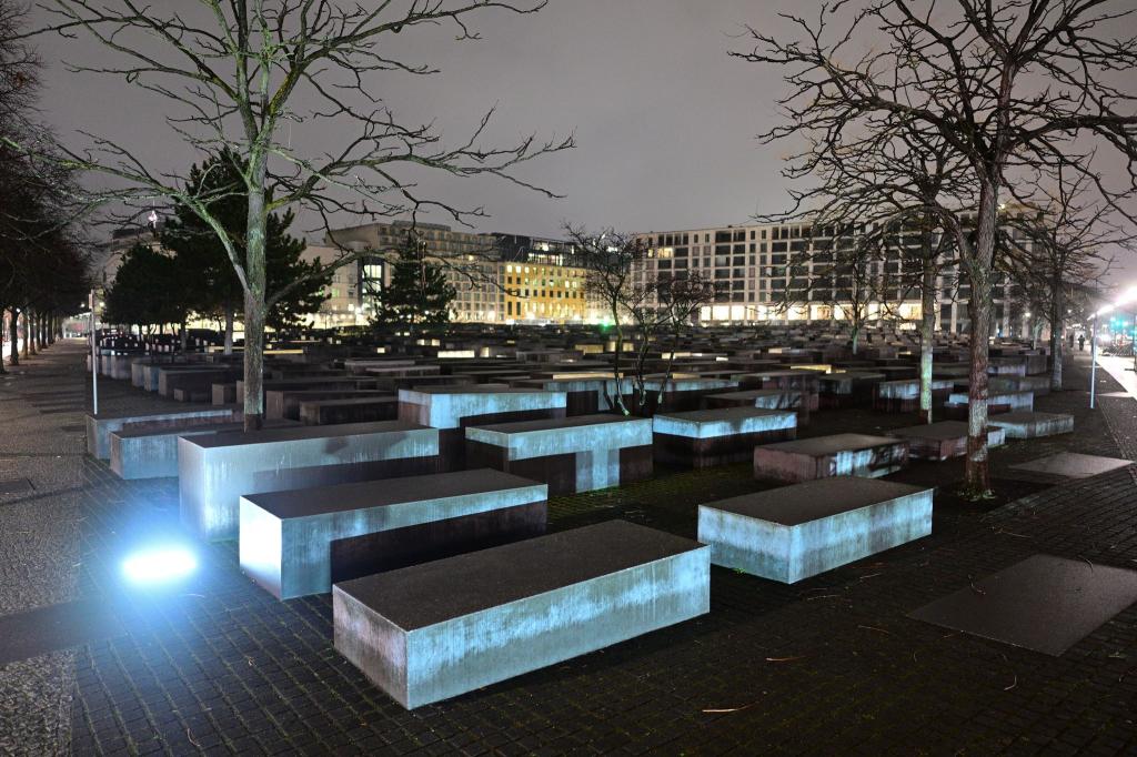 Am 21. Februar dieses Jahres stach der Mann im Stelenfeld des Holocaust-Mahnmals auf Besucher ein. - Foto: Sebastian Christoph Gollnow/dpa